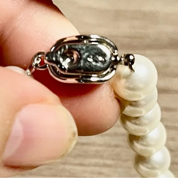 Elegant Pearl Necklace and Bracelet Set - Picture 4 of 7